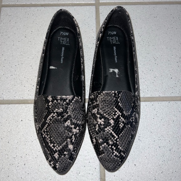 Time and Tru Black and Gray Snake Print Loafers - Picture 1 of 3